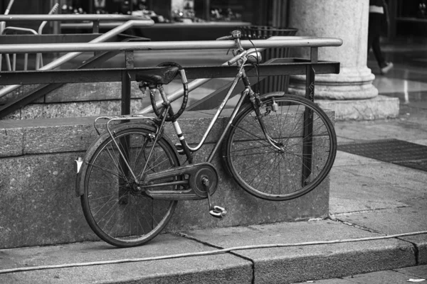 Bicicleta Estacionada Rua Por Cerca Metal Preto Branco — Fotografia de Stock