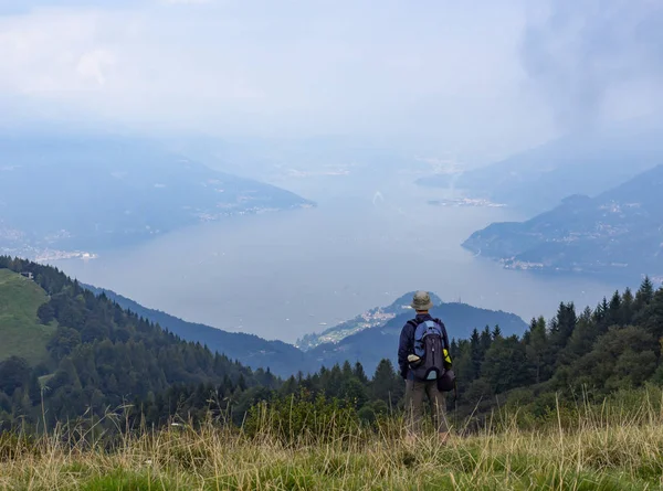 Treking scéna na jezeře Como Alpy — Stock fotografie