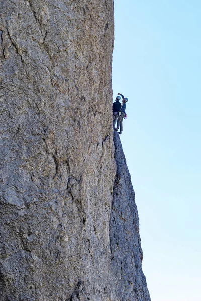 人们爬上岩石在阿尔卑斯山 — 图库照片
