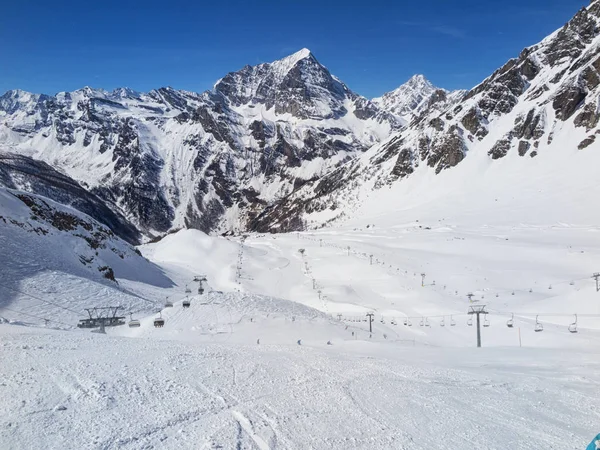 Malerischer Blick Auf Verschneite Skigebietslandschaft Sonnenlicht — Stockfoto