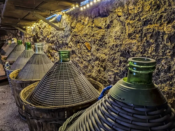 Demijohn İtalyan kırsalında bir şarap mahzeninde — Stok fotoğraf