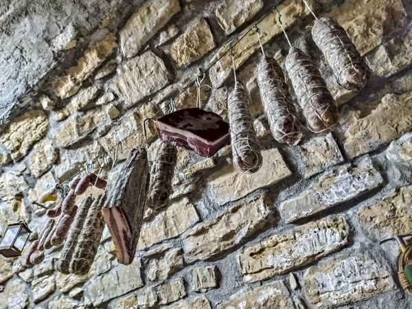 Typisch Italiaans gezouten mede in een seizoenskelder — Stockfoto