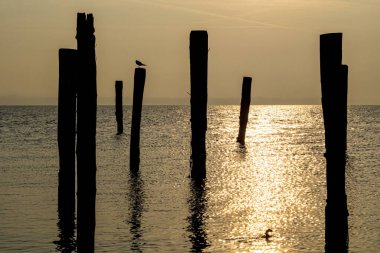 Garda Gölü 'nde günbatımında demirleme direği
