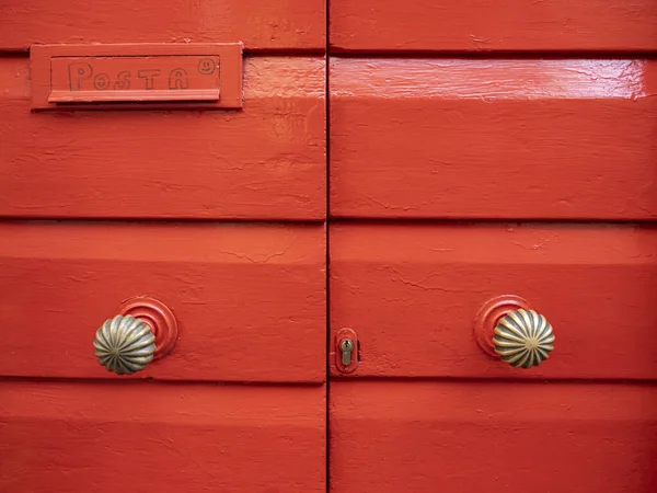 Porta de madeira pintada de vermelho com uma caixa de correio — Fotografia de Stock