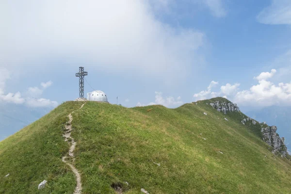 Krásná Krajina Horskou Modrou Oblohou — Stock fotografie