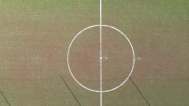 Kasabanın içindeki bir parktaki futbol sahasının havadan görüntüsü.