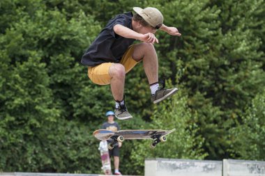 Kaykayla numara yapan çocuğa yakın çekim. 