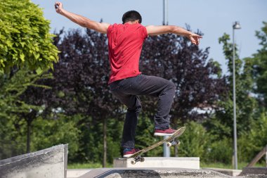 Kaykayla numara yapan çocuğa yakın çekim. 