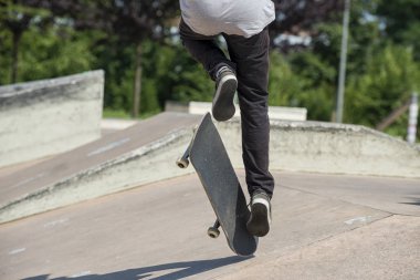 Kaykayla numara yapan çocuğa yakın çekim. 