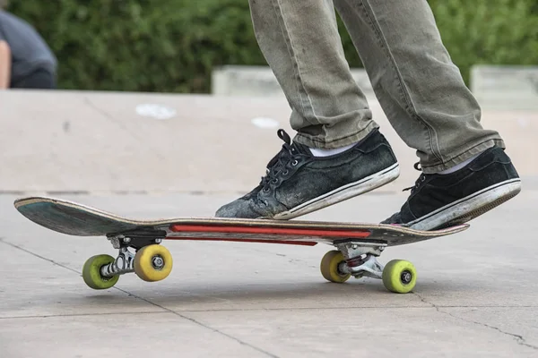 Gros Plan Garçon Faisant Astuce Sur Skateboard — Photo