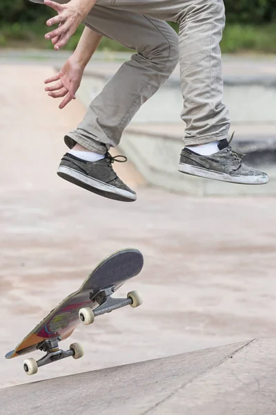 Gros Plan Garçon Faisant Astuce Sur Skateboard — Photo