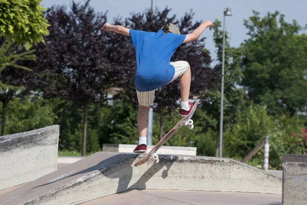 Gros Plan Garçon Faisant Astuce Sur Skateboard — Photo