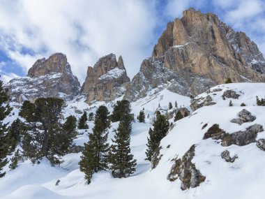 Kış mevsiminde kayak yapmak için dağ yamaçlarının manzarası