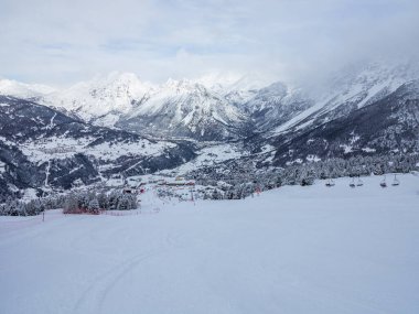 Kış mevsiminde kayak yapmak için dağ yamaçlarının manzarası