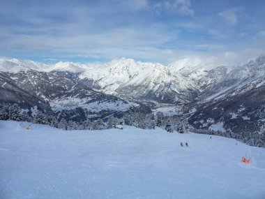 Kış mevsiminde kayak yapmak için dağ yamaçlarının manzarası