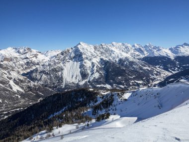 Kış mevsiminde kayak yapmak için dağ yamaçlarının manzarası