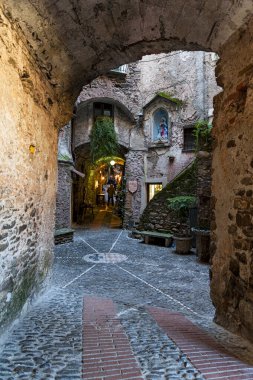 Gündüz sıcacık şehir caddesinin manzarası 