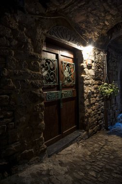 Gündüz sıcacık şehir caddesinin manzarası 