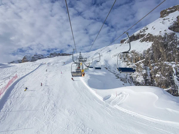 Vista Montanhas Teleférico Temporada Inverno — Fotografia de Stock