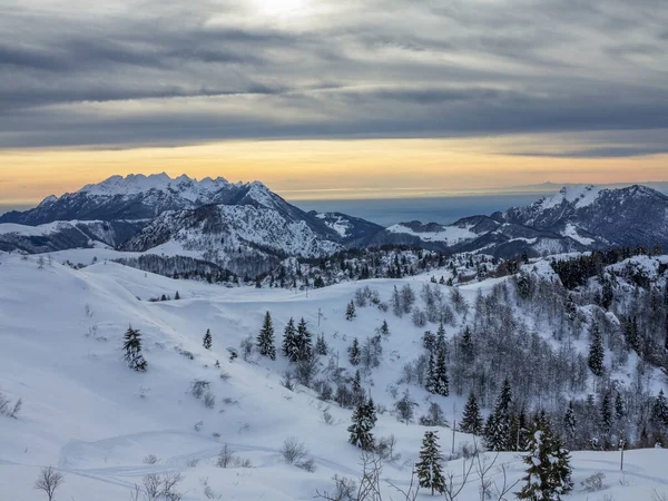 Vista Encostas Montanha Para Esquiar Estação Inverno — Fotografia de Stock