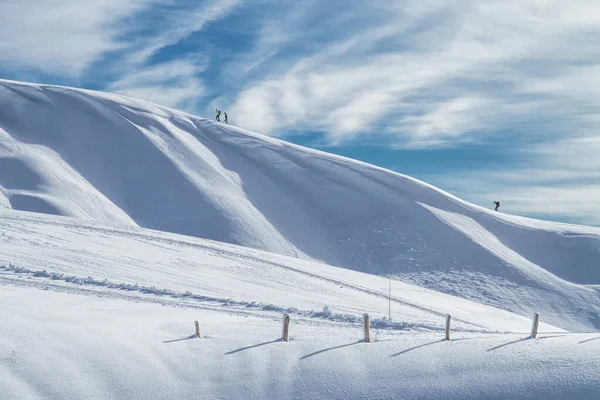 Widok Stoki Górskie Jazdy Nartach Sezonie Zimowym — Zdjęcie stockowe