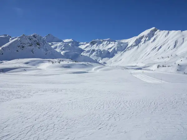 冬季滑雪运动的山坡景观 — 图库照片