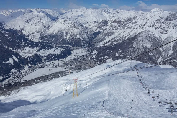 Vista Montanhas Teleférico Temporada Inverno — Fotografia de Stock