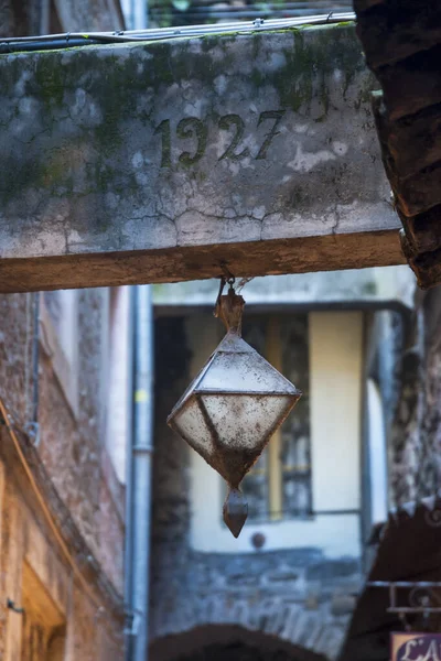 建物の上に吊るされた古い街灯の眺め — ストック写真