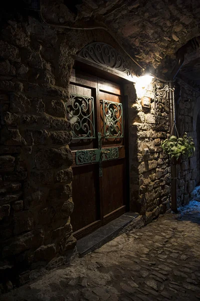 Gündüz sıcacık şehir caddesinin manzarası 