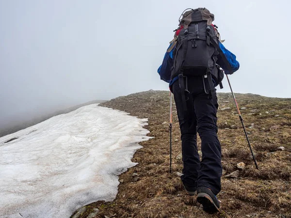Trekking Cena Dia Nebuloso Nos Alpes — Fotografia de Stock