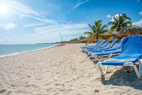 Sedie Sdraio Una Spiaggia Tropicale Del Mare Dei Caraibi — Foto Stock