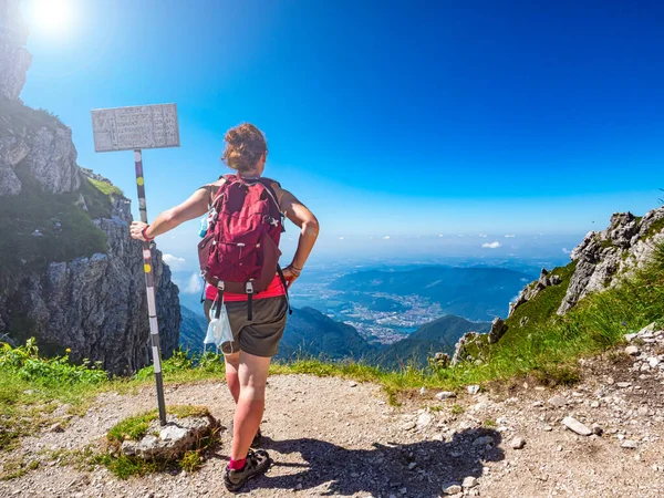 Жінка Захоплюється Ландшафтом Італійських Альпах Валсассіни Знаку Вказано Відстань Різних — стокове фото