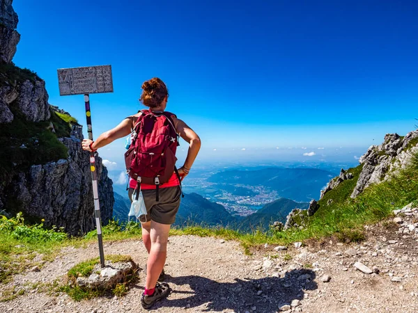 Žena Obdivující Krajinu Italských Alpách Valsassině Značce Jsou Vyznačeny Vzdálenosti — Stock fotografie