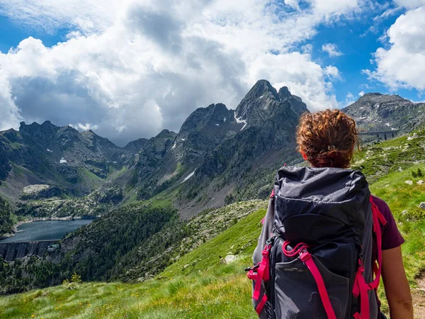 Trekking Kobieta Alpach Włoskich — Zdjęcie stockowe