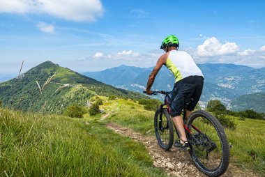 Alplerde dağ bisikleti turu