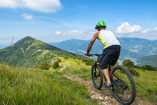 Alplerde dağ bisikleti turu