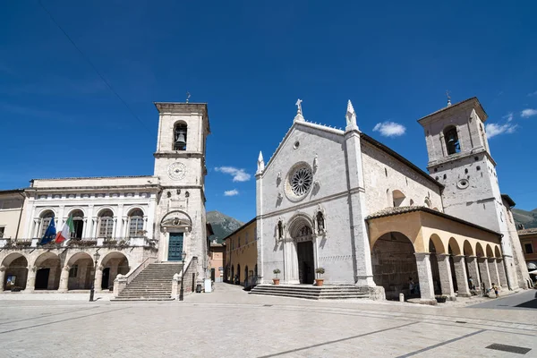 Depremden birkaç hafta önce Norcia 'nın ana meydanı.