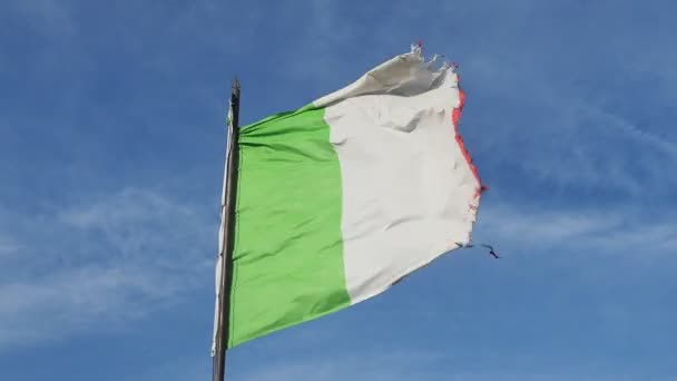 Alte Abgewetzte Italienische Flagge Wind — Stockvideo