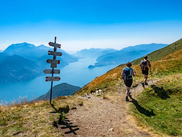 Treking Scéna Jezeře Como Alpy — Stock fotografie