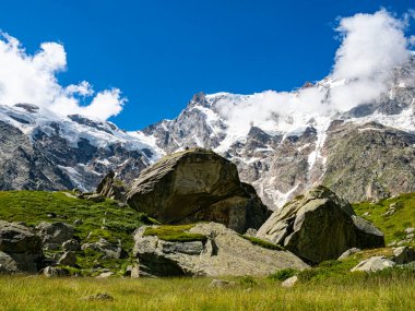 Zamboni Zappa dağ evindeki Macugnaga Vadisi 'nden Dufourspitze tepesi