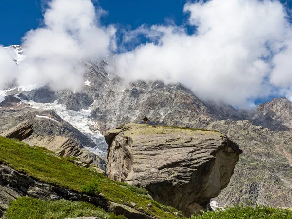 Zamboni Zappa dağ evindeki Macugnaga Vadisi 'nden Dufourspitze tepesi