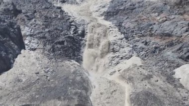 İtalyan Alplerinde Belvedere buzulunda çığ sahnesi