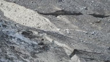 İtalyan Alplerinde Belvedere buzulunda çığ sahnesi