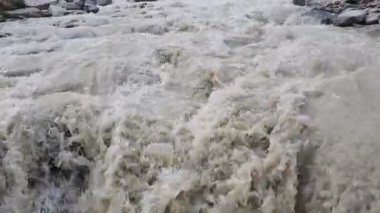 Su İtalyan Alpleri 'nin deresinde akıyor.