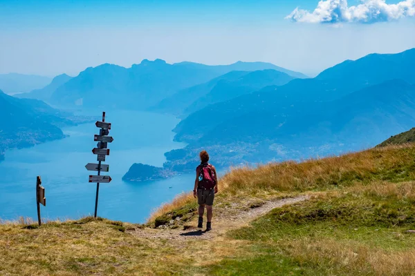 Trekingová Scéna Alpách Jezera Como Šipky Označují Jména Míst Kam — Stock fotografie