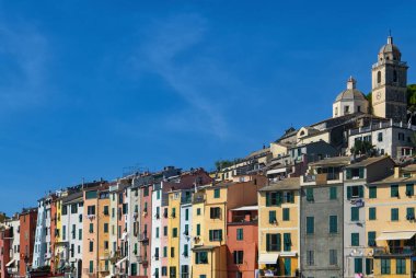 Porto Venere 'in sahil kenarındaki cephelerde