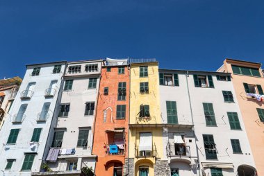 Porto Venere 'in sahil kenarındaki cephelerde