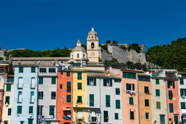 Porto Venere 'in sahil kenarındaki cephelerde