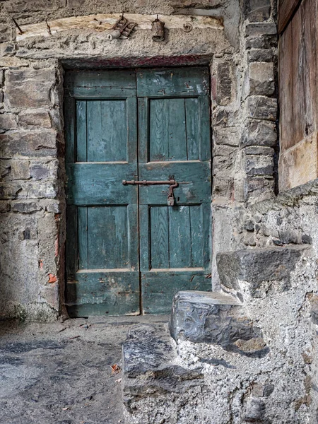 Porta Verde Velha Edifício Pedra Velho — Fotografia de Stock