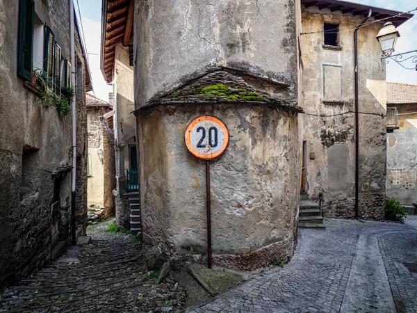 古いイタリアの村の古い道路の歌 — ストック写真